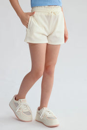 Short niña blanco con textura y cintura elasticada visto de frente