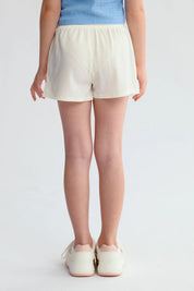 Short niña blanco con textura y cintura elasticada visto de frente