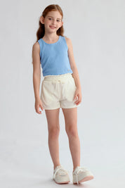 Short niña blanco con textura y cintura elasticada visto de frente
