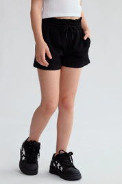Short niña negro con textura y cintura elasticada visible