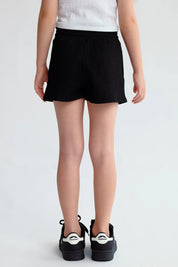 Short niña negro con textura y cintura elasticada visible