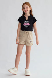 Short beige para niña con estampado de palmeras y texto en la pierna izquierda