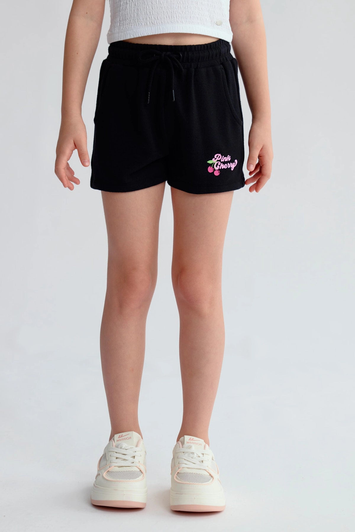 Short negro de niña con estampado Pink Cherry y ajuste elástico