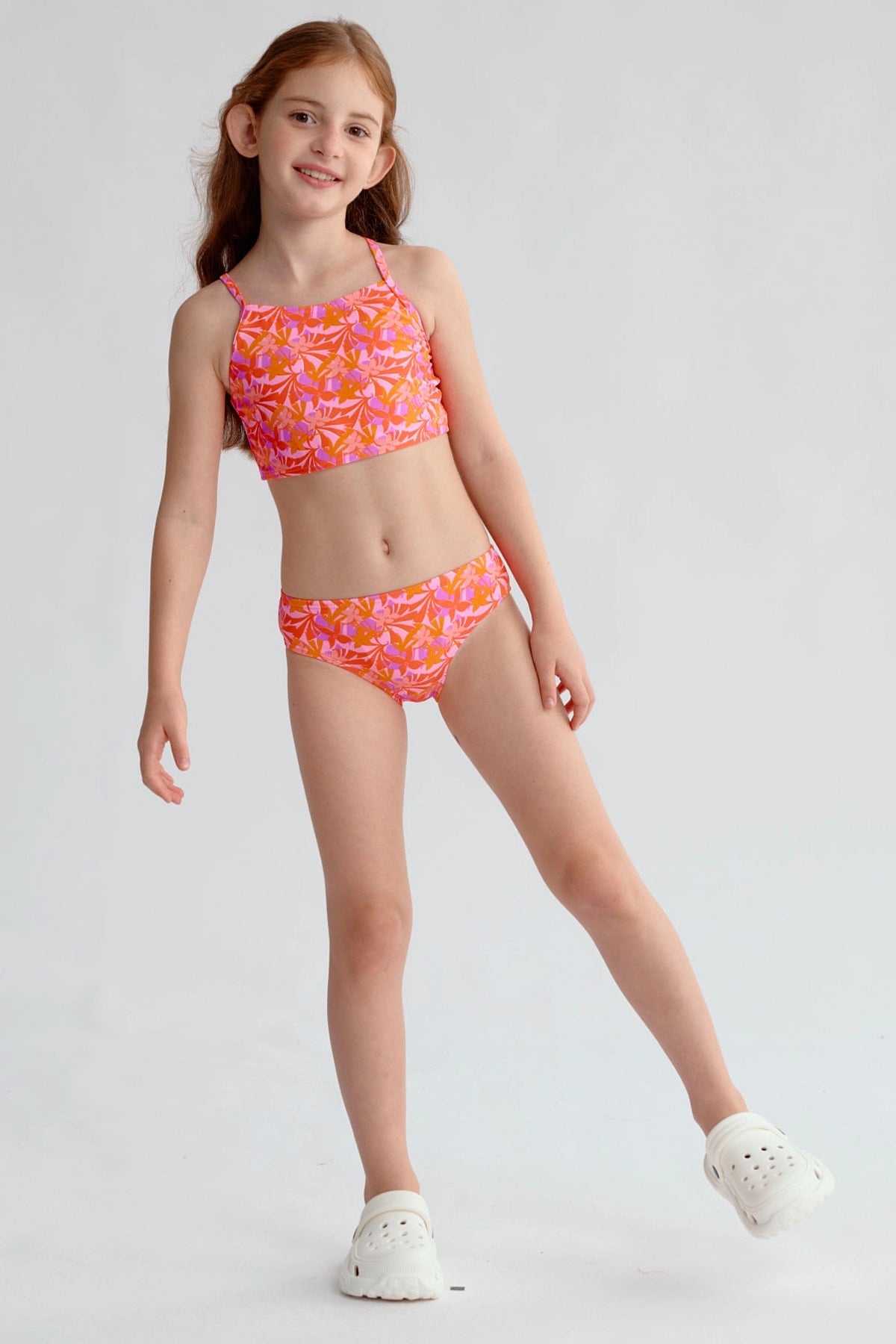 Traje de baño niña fucsia con estampado de hojas y espalda cruzada