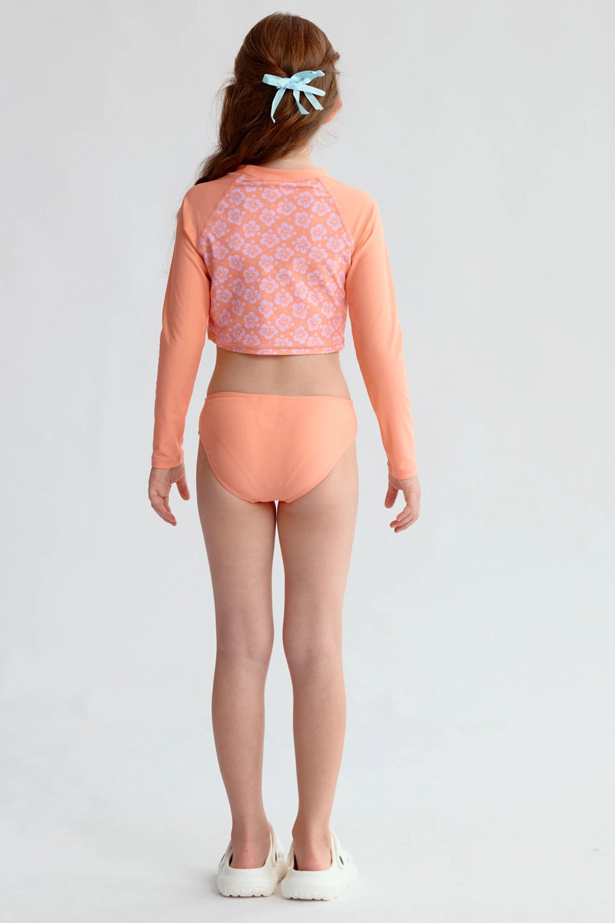 Traje de baño coral con polera de manga larga y diseño floral