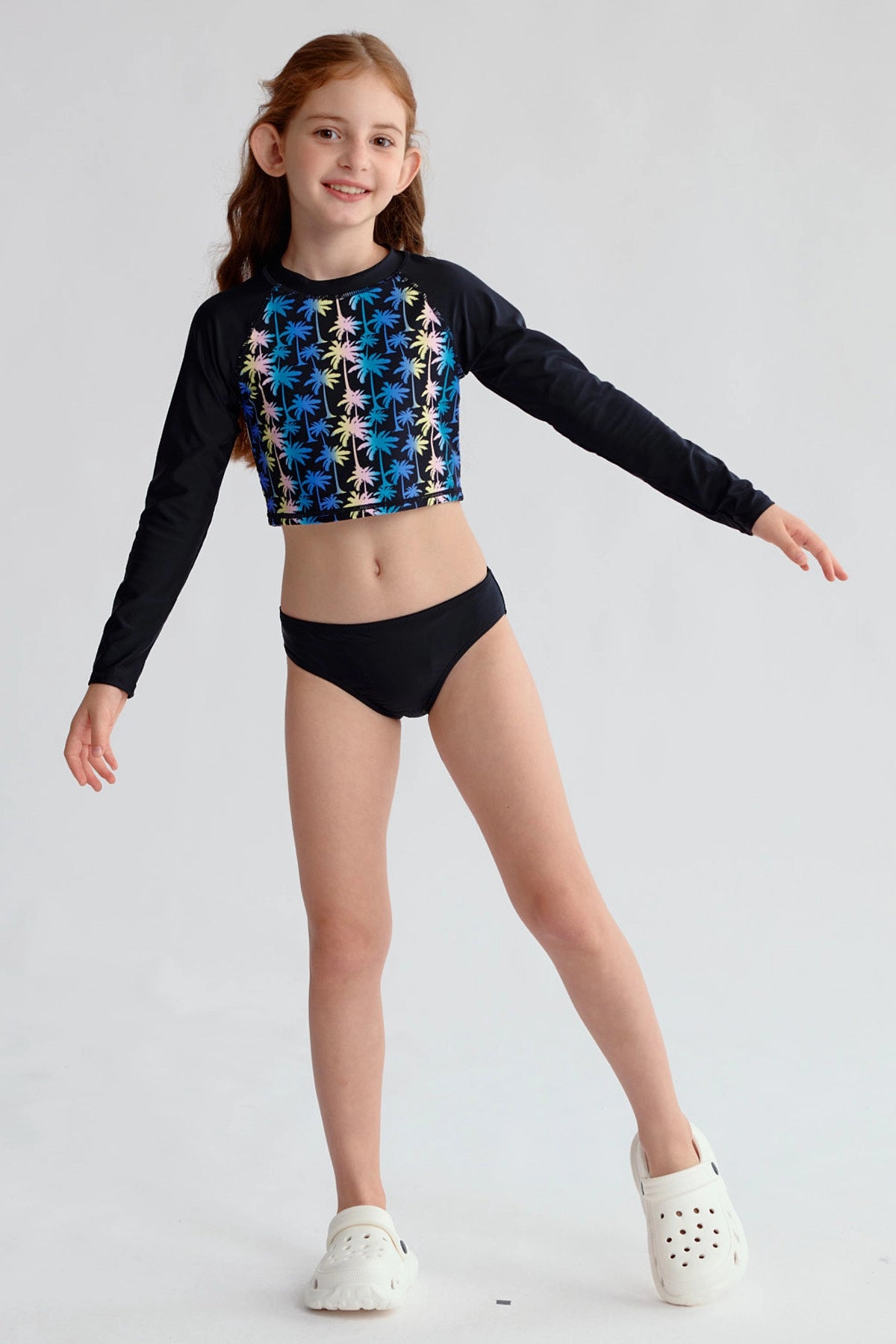 Traje de baño niña negro con polera estampada de palmeras coloridas manga larga