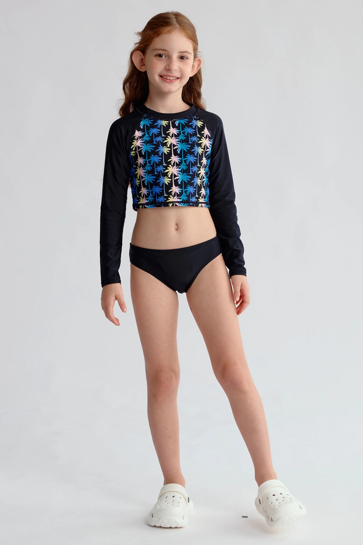 Traje de baño niña negro con polera estampada de palmeras coloridas manga larga
