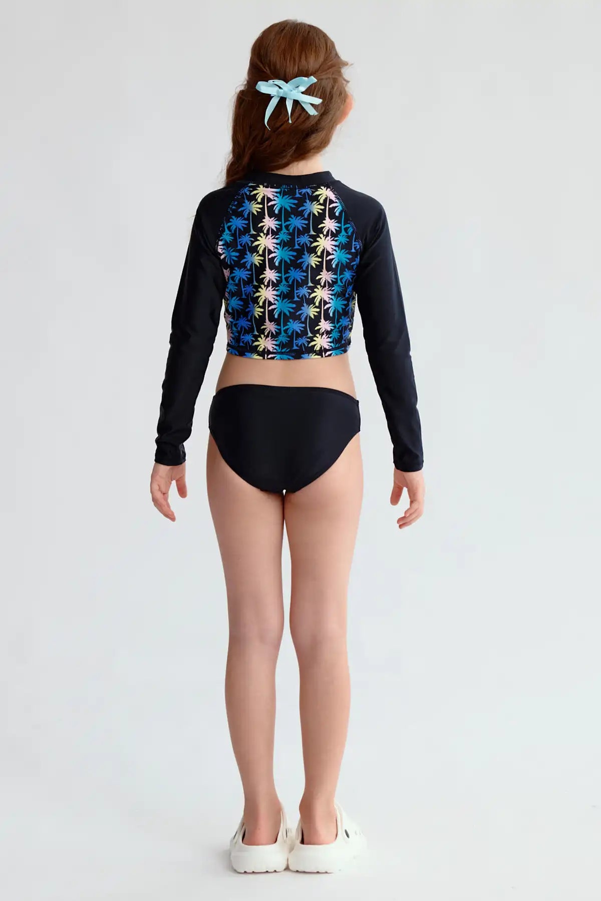 Traje de baño niña negro con polera estampada de palmeras coloridas manga larga