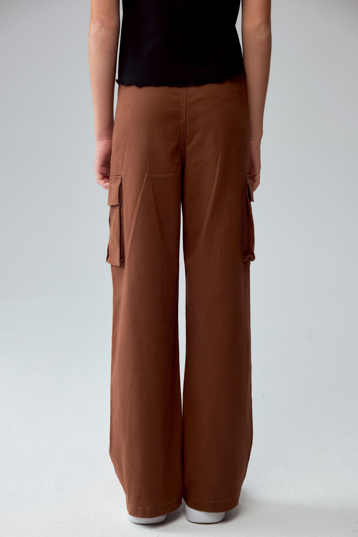 Pantalón Niña Calce Recto Cargo Café