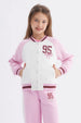Chaqueta bomber rosado para niña con mangas raglán y estampado pequeño de número 95 y lazo en el pecho izquierdo