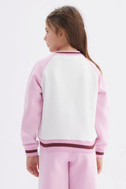 Chaqueta bomber rosado para niña con mangas raglán y estampado pequeño de número 95 y lazo en el pecho izquierdo