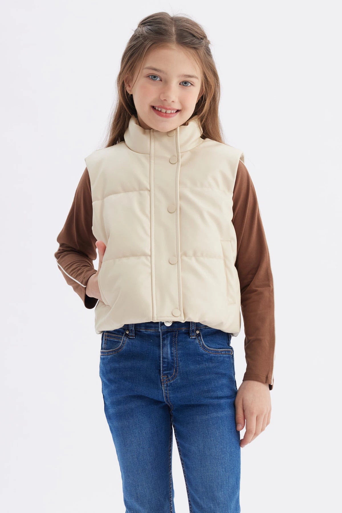 Chaleco sin mangas beige para niña con efecto acolchado y cuello alto prenda lisa y botones frontales