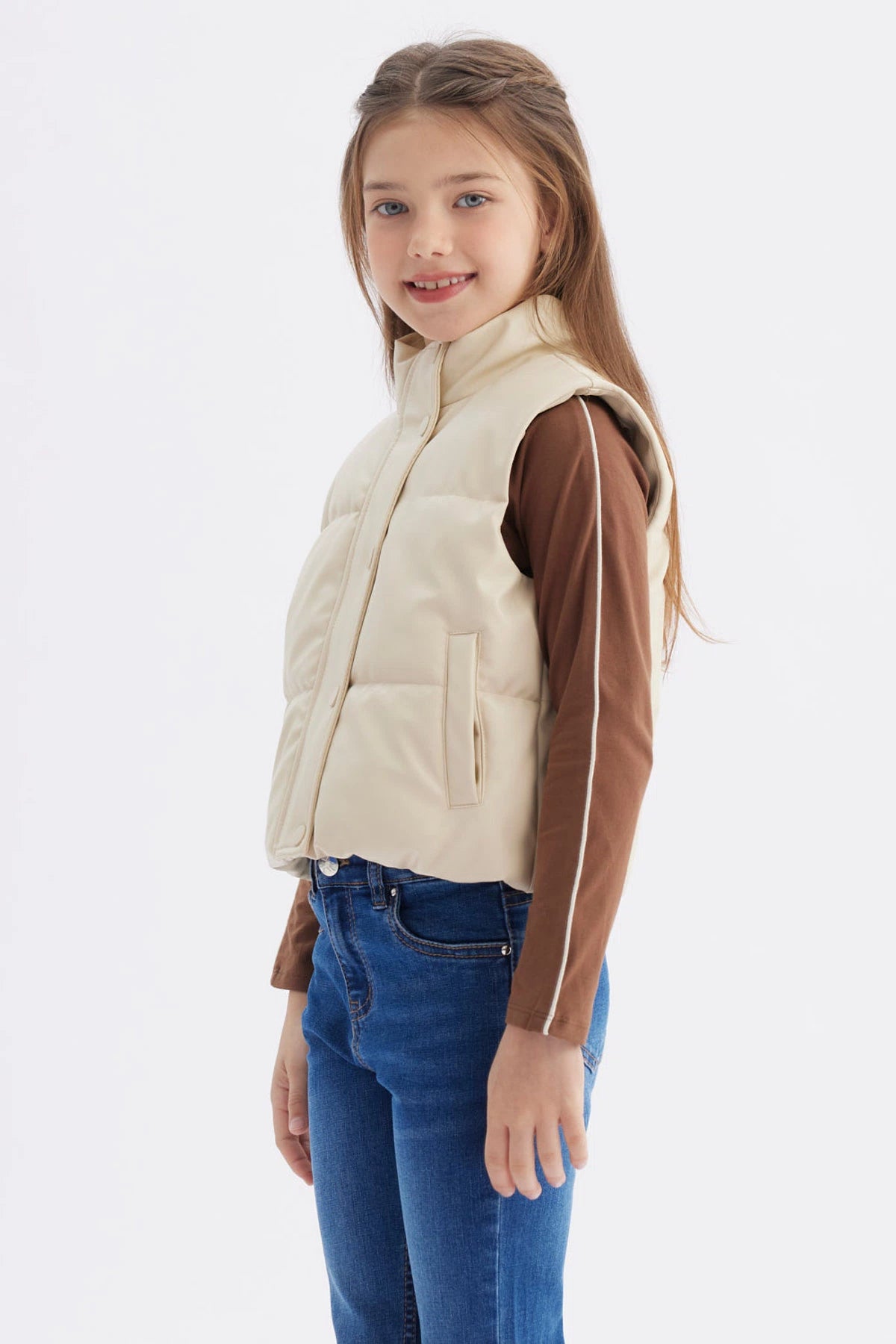 Chaleco sin mangas beige para niña con efecto acolchado y cuello alto prenda lisa y botones frontales