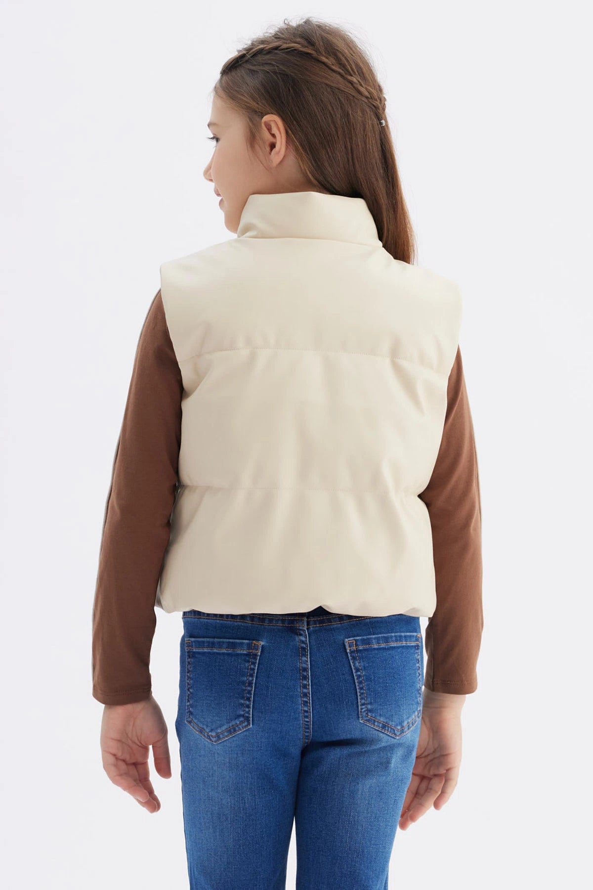 Chaleco sin mangas beige para niña con efecto acolchado y cuello alto prenda lisa y botones frontales