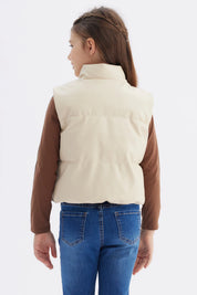 Chaleco sin mangas beige para niña con efecto acolchado y cuello alto prenda lisa y botones frontales
