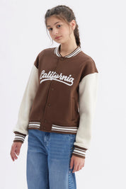 Chaqueta bomber café para niña con mangas crema y texto California en el pecho estilo universitario casual