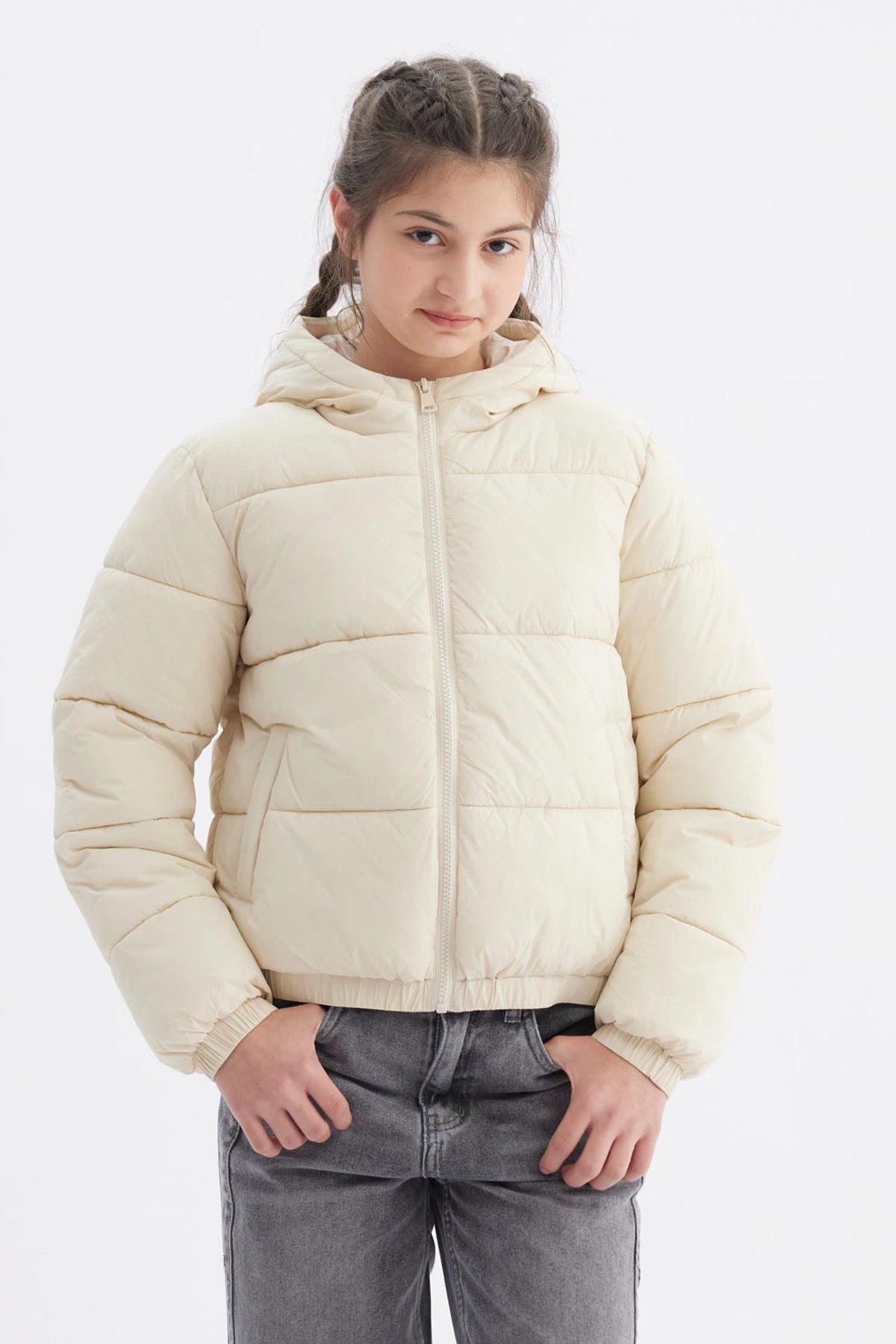 Parka para niña en color crudo con diseño acolchado y capucha ideal para el invierno sin estampa lisa