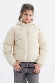 Parka para niña en color crudo con diseño acolchado y capucha ideal para el invierno sin estampa lisa