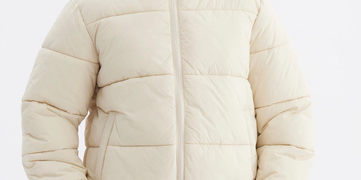 Parka crudo para niña con diseño acolchado y capucha lisa ideal para días fríos