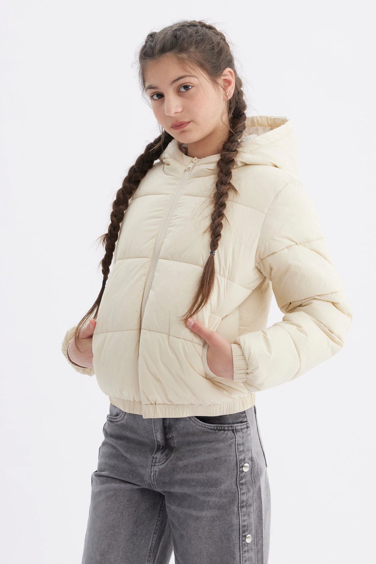 Parka para niña en color crudo con diseño acolchado y capucha ideal para el invierno sin estampa lisa