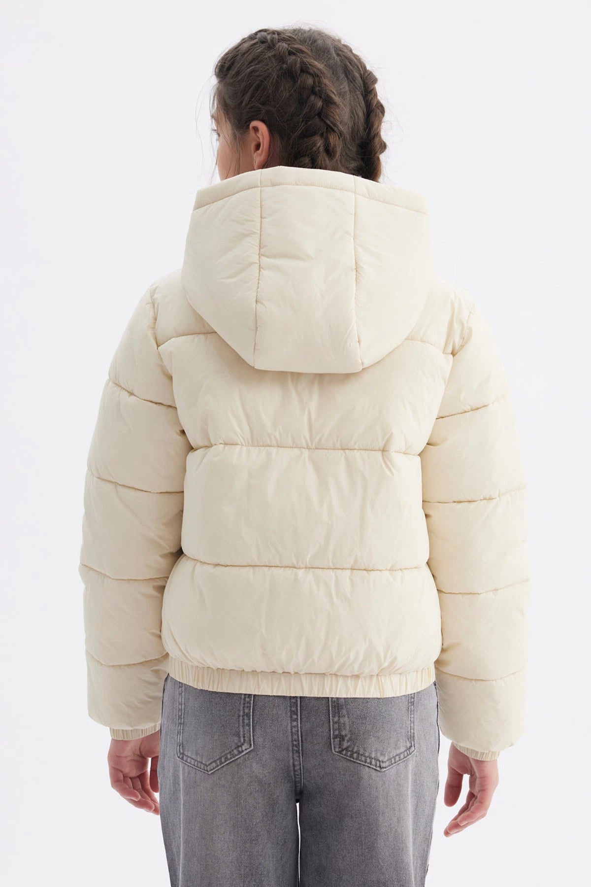 Parka para niña en color crudo con diseño acolchado y capucha ideal para el invierno sin estampa lisa