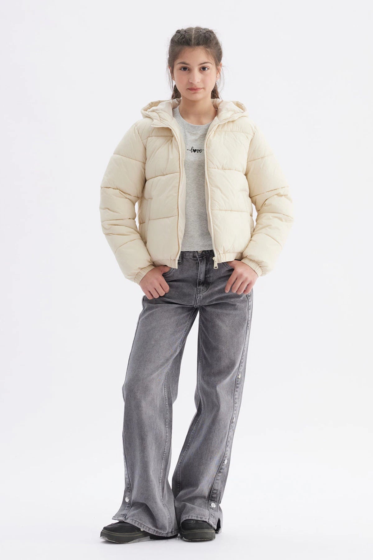 Parka para niña en color crudo con diseño acolchado y capucha ideal para el invierno sin estampa lisa