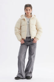 Parka para niña en color crudo con diseño acolchado y capucha ideal para el invierno sin estampa lisa