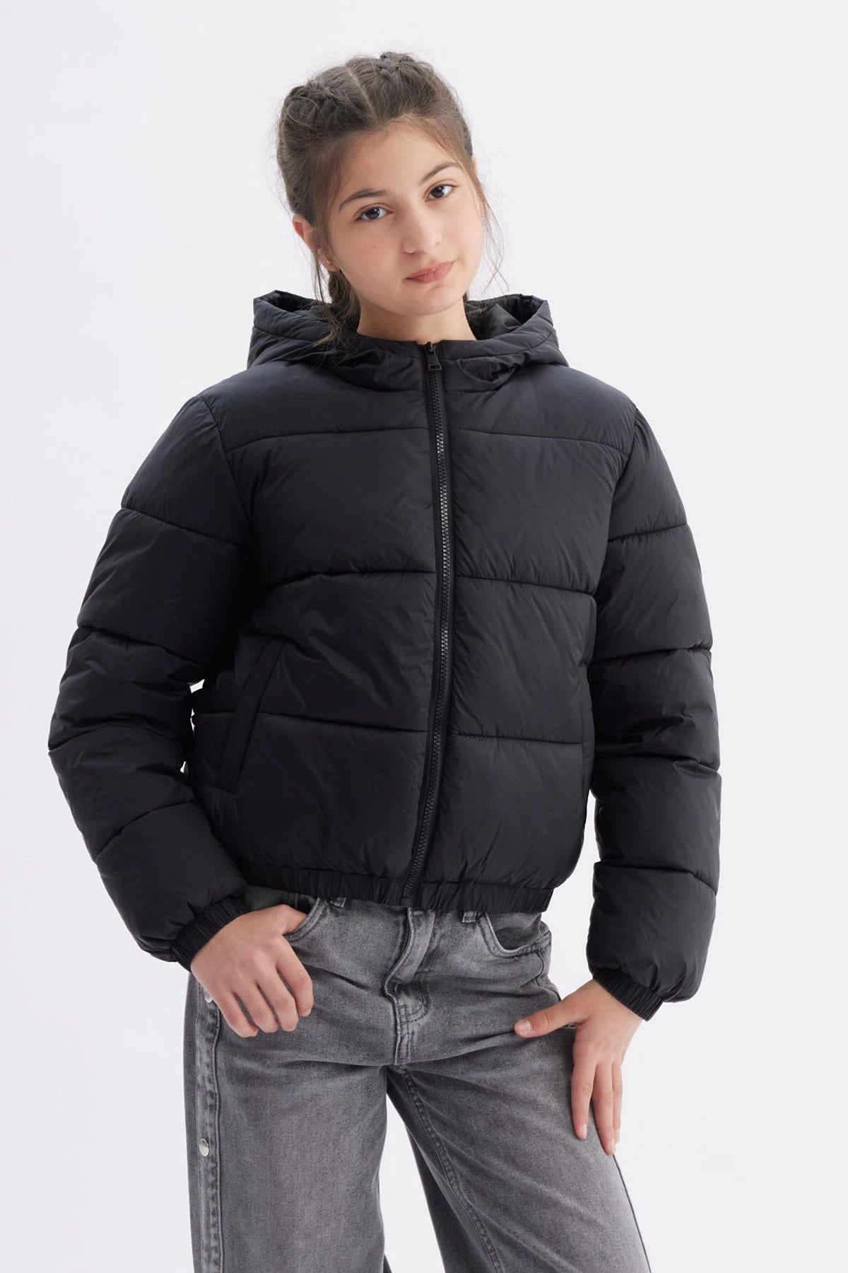 Parka negra para niña con capucha y cierre frontal sin estampa lisa y acolchada ideal para el invierno