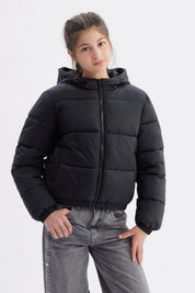 Parka negra para niña con capucha y cierre frontal sin estampa lisa y acolchada ideal para el invierno