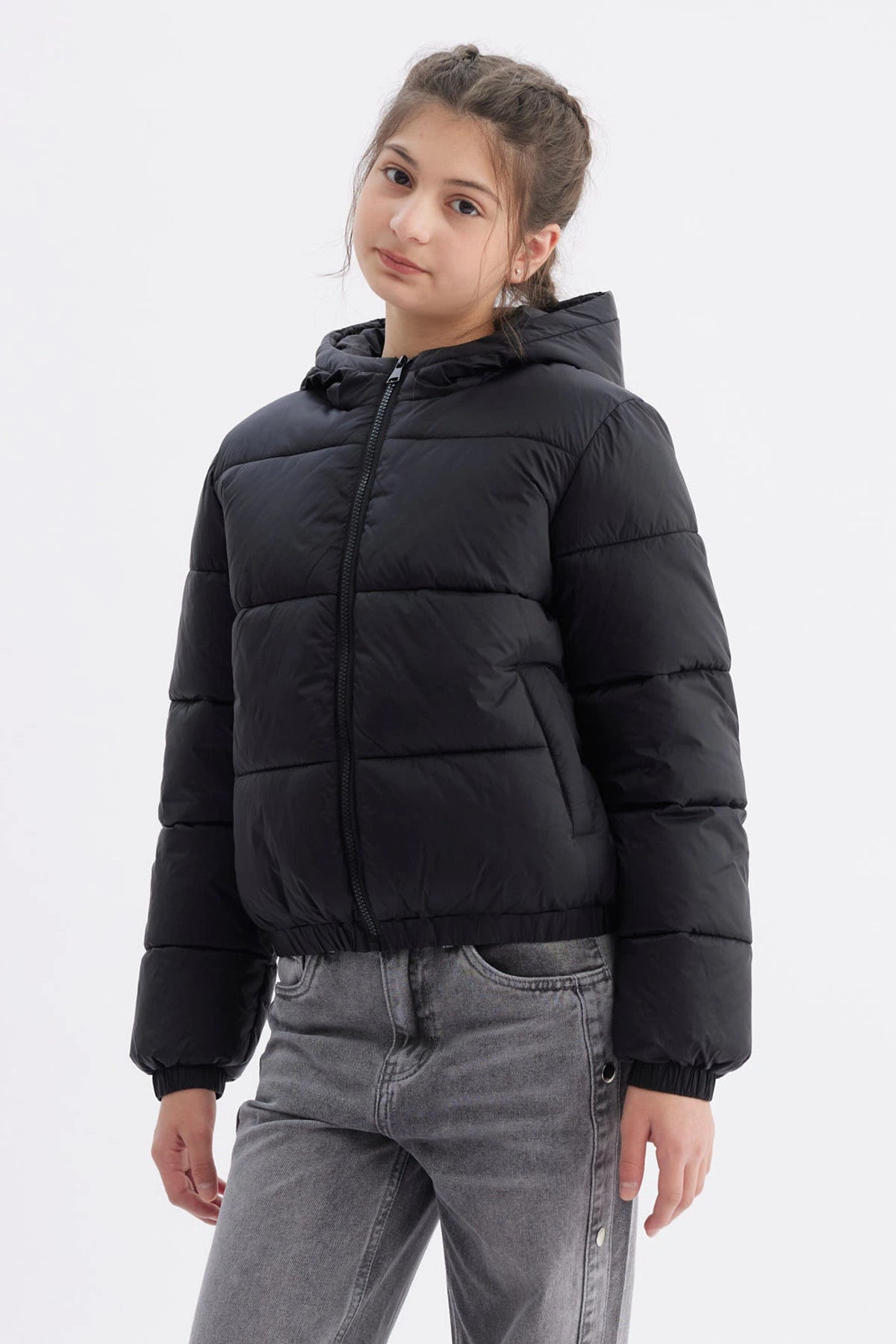 Parka negra para niña con capucha y cierre frontal sin estampa lisa y acolchada ideal para el invierno