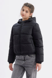 Parka negra para niña con capucha y cierre frontal sin estampa lisa y acolchada ideal para el invierno