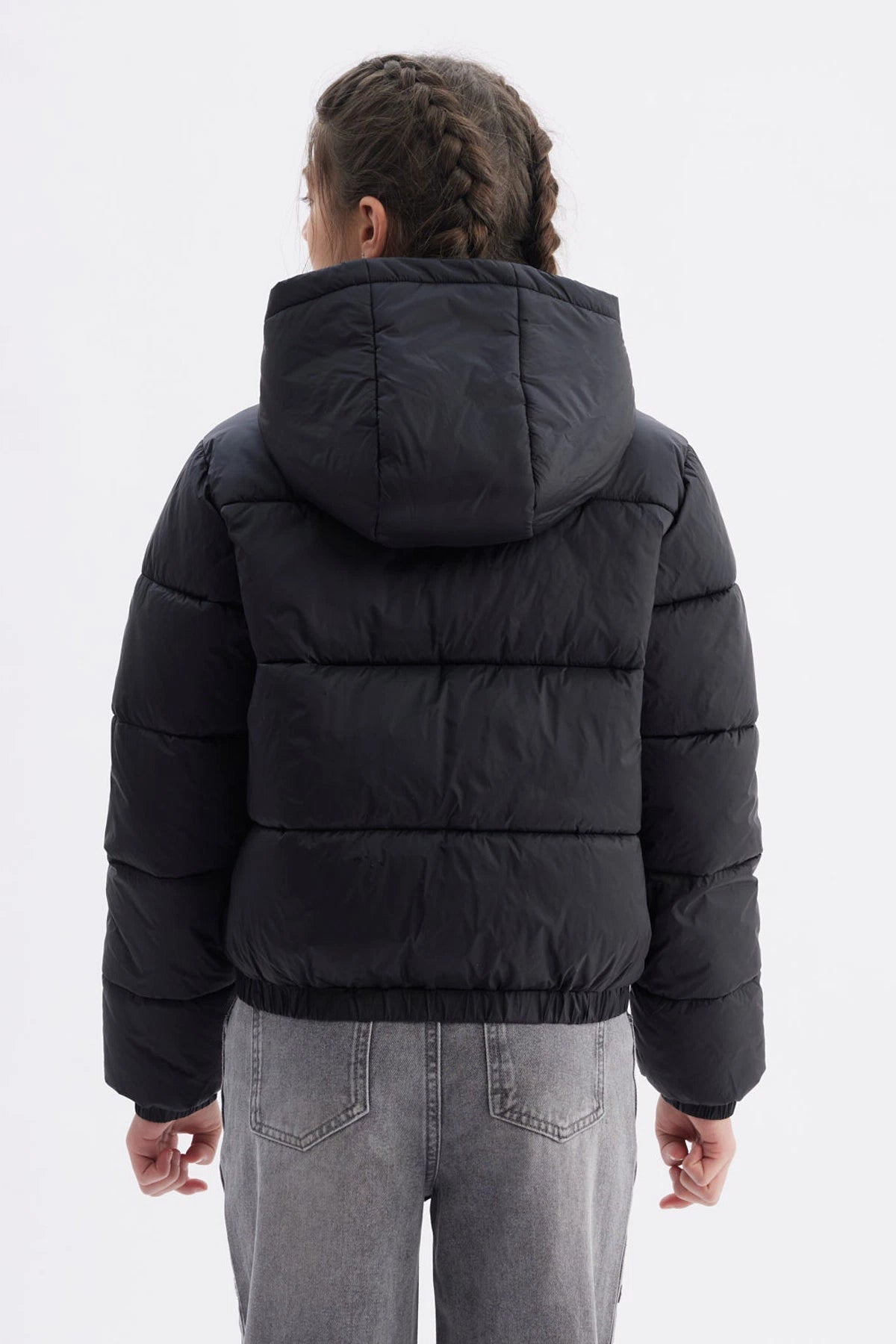 Parka negra para niña con capucha y cierre frontal sin estampa lisa y acolchada ideal para el invierno