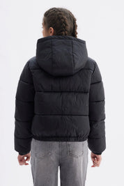 Parka negra para niña con capucha y cierre frontal sin estampa lisa y acolchada ideal para el invierno