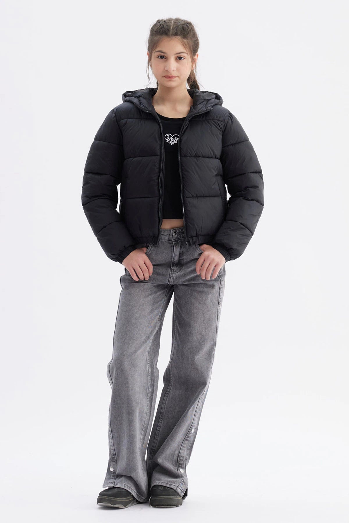 Parka negra para niña con capucha y cierre frontal sin estampa lisa y acolchada ideal para el invierno