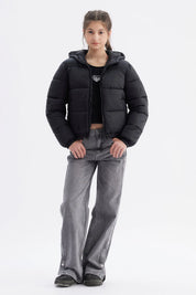 Parka negra para niña con capucha y cierre frontal sin estampa lisa y acolchada ideal para el invierno