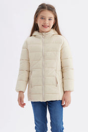 Parka crudo para niña con capucha diseño acolchado sin estampa visible ideal para días fríos