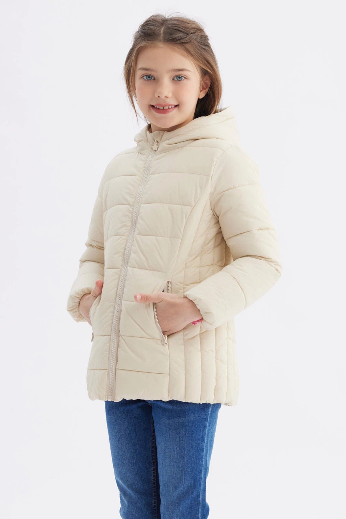 Parka crudo para niña con capucha diseño acolchado sin estampa visible ideal para días fríos