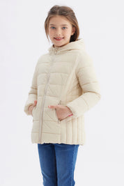 Parka crudo para niña con capucha diseño acolchado sin estampa visible ideal para días fríos