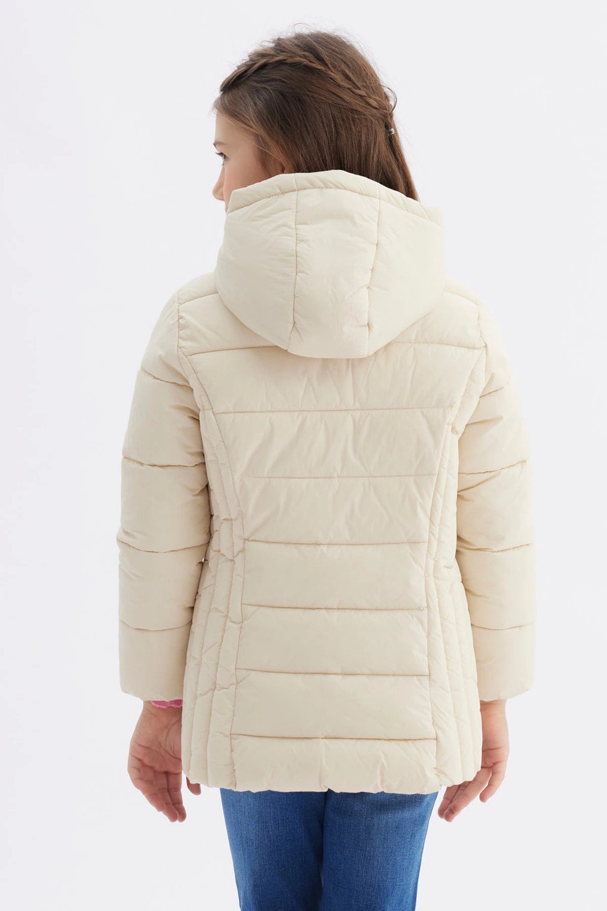 Parka crudo para niña con capucha diseño acolchado sin estampa visible ideal para días fríos