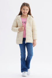 Parka crudo para niña con capucha diseño acolchado sin estampa visible ideal para días fríos