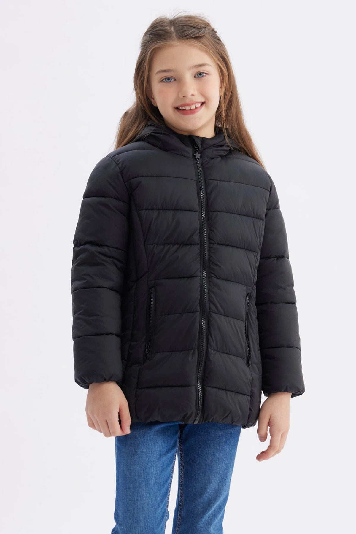 Parka para niña en color negro con diseño acolchado cierre frontal y capucha ideal para el invierno lisa y cómoda