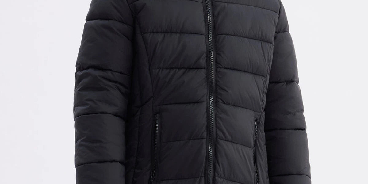 Parka para niña en color negro con diseño acolchado cierre frontal y capucha ideal para el invierno lisa y cómoda