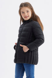 Parka para niña en color negro con diseño acolchado cierre frontal y capucha ideal para el invierno lisa y cómoda