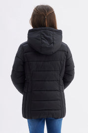 Parka para niña en color negro con diseño acolchado cierre frontal y capucha ideal para el invierno lisa y cómoda