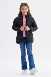 Parka para niña en color negro con diseño acolchado cierre frontal y capucha ideal para el invierno lisa y cómoda