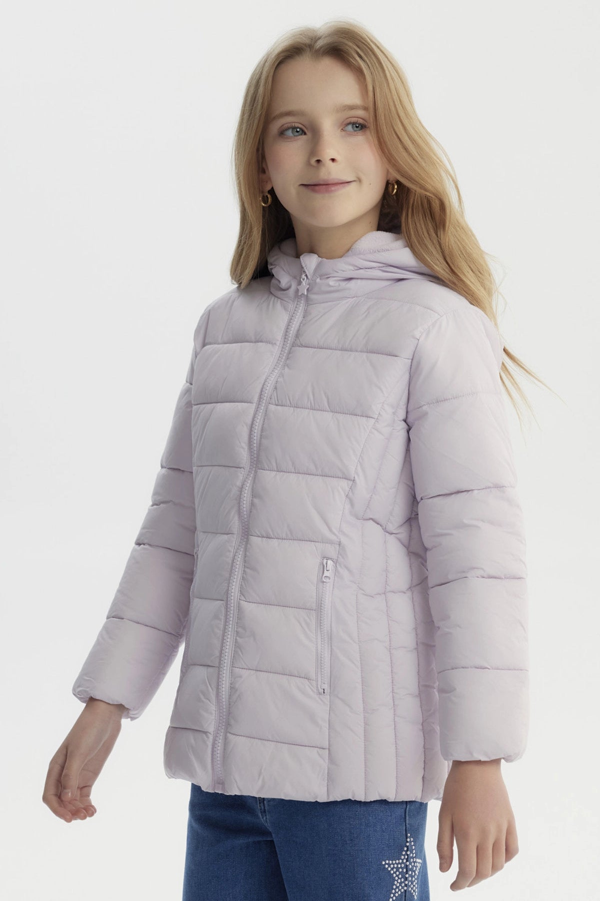 Parka lila para niña con diseño acolchado cierre frontal y capucha sin estampa visible lisa ideal para invierno