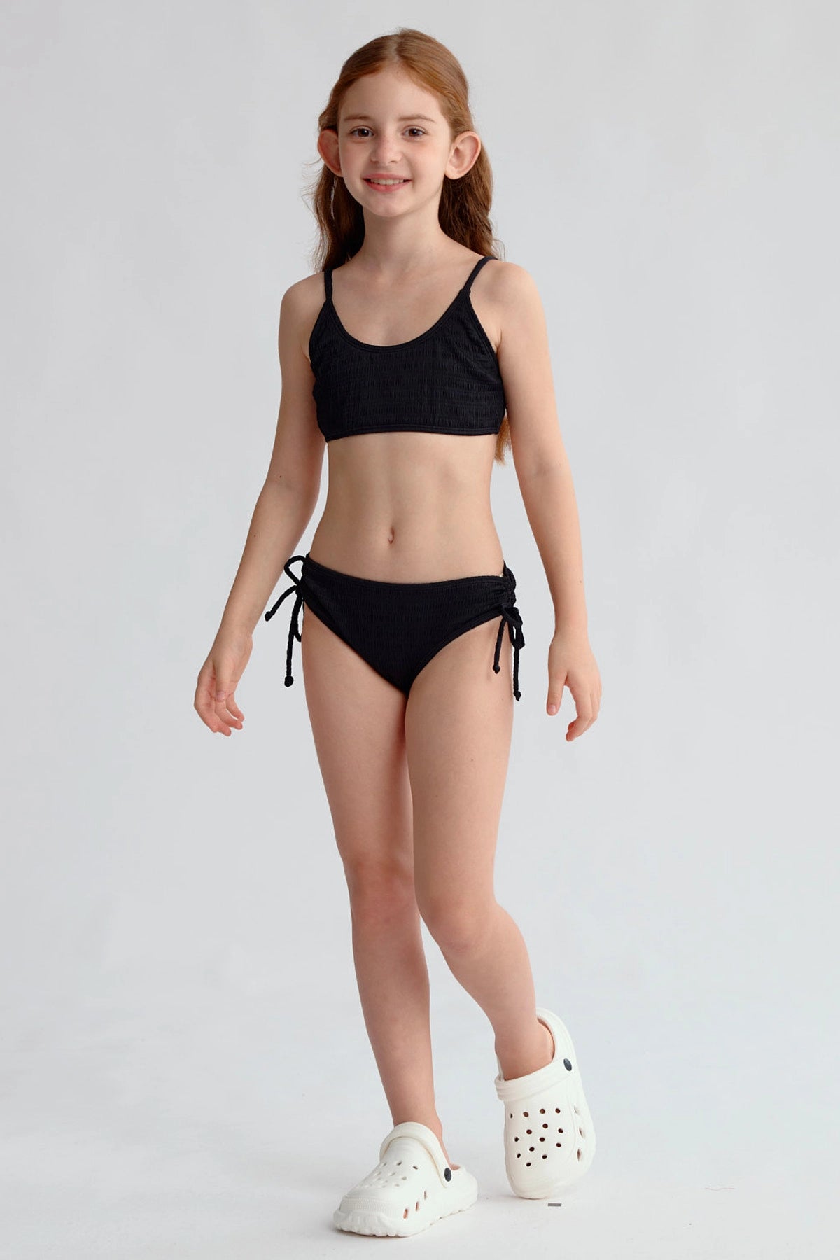 Traje de baño bikini negro con textura y tirantes delgados