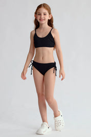 Traje de baño bikini negro con textura y tirantes delgados