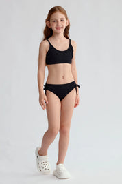 Traje de baño bikini negro con textura y tirantes delgados
