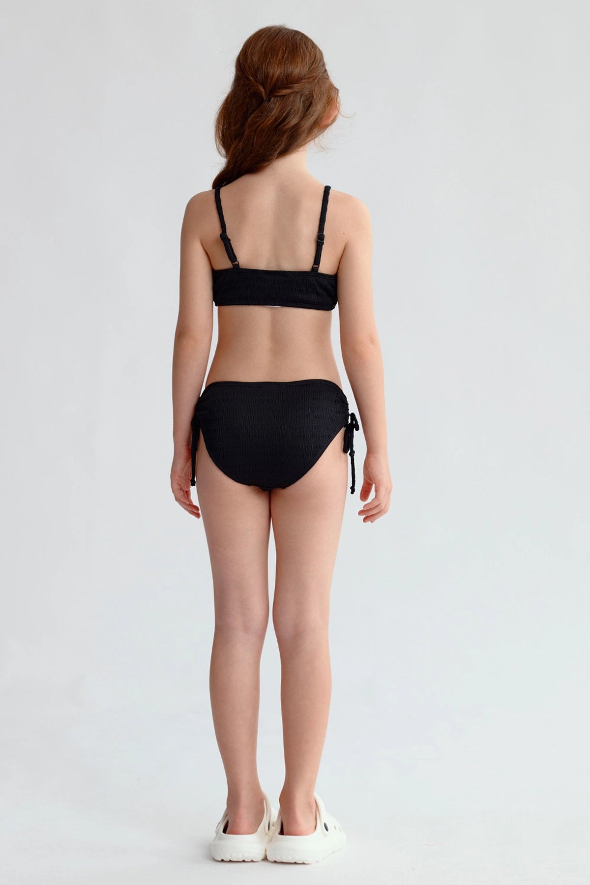 Traje de baño bikini negro con textura y tirantes delgados